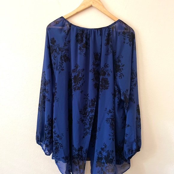 NWT Torrid Navy & Black Floral Tulip Back Blouse - Picture 5 of 10